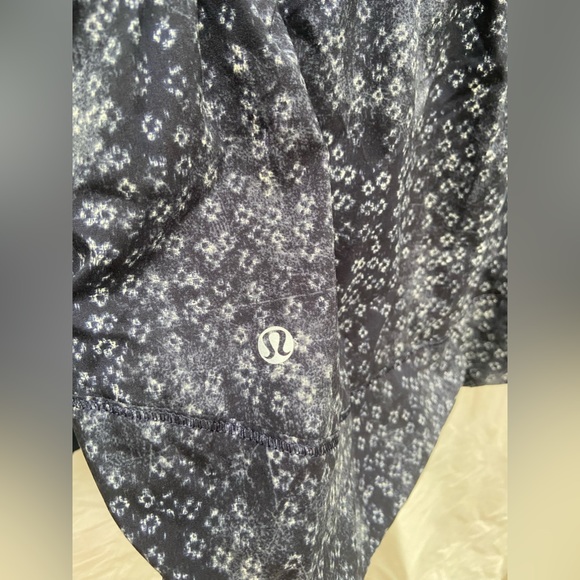 Lululemon size 6 zip up hooded jacket blue/white in excellent condition - Picture 14 of 14